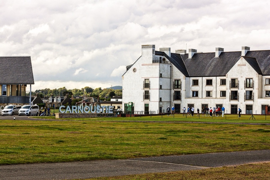The hotel behind the 18th.