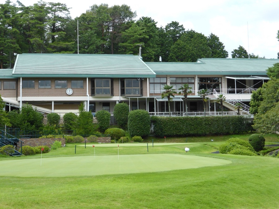 The clubhouse, seen from the course.